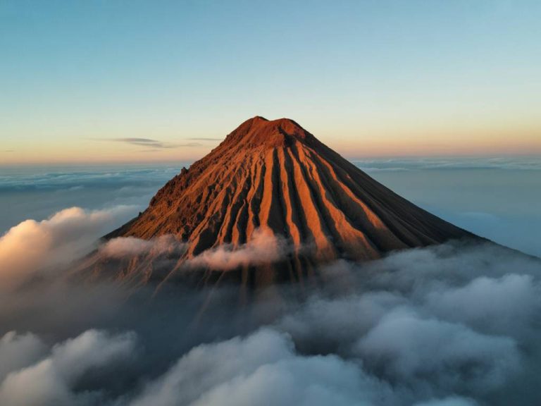 Les volcans sacrés d’Indonésie : entre rites ancestraux et panoramas envoûtants